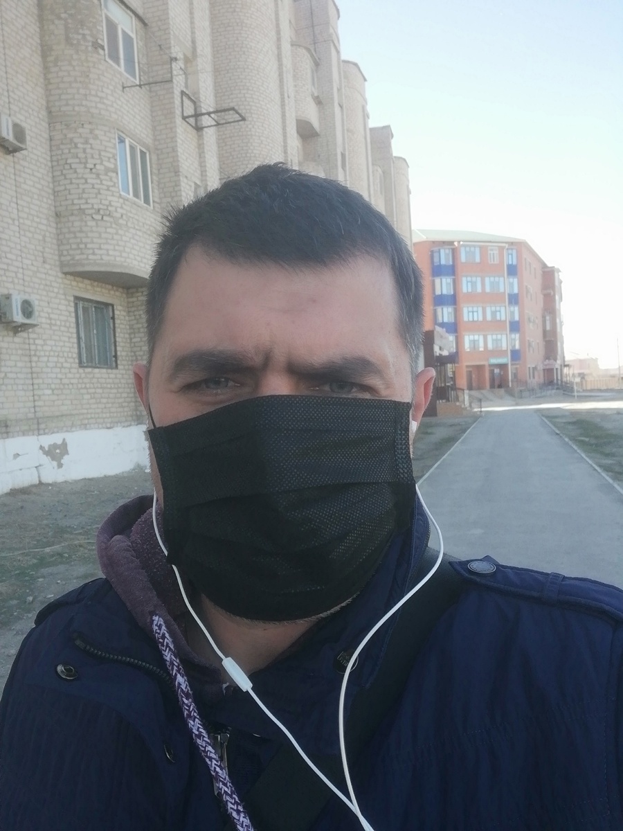 Во время одной из прогулок в магазин. Еще несколько недель сидения дома и маска станет мала.