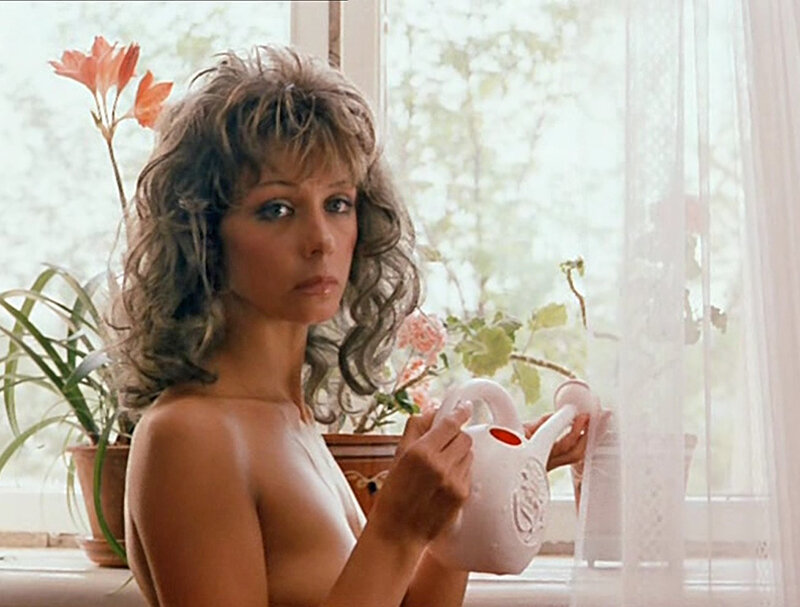 Секретарша Нина (Елена Аржаник ). Кадр из фильма "Город Зеро". 