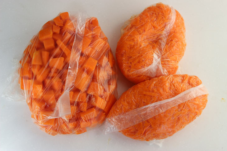 Если вы замораживаете морковь, подойдет обычный пакет. В случае хранения в холодильнике, используйте контейнер с крышкой. Без заморозки морковь хранится 3-5 дней.