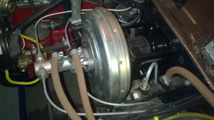 Нужно проверить состояние вакуумного усилителя тормозов. 
