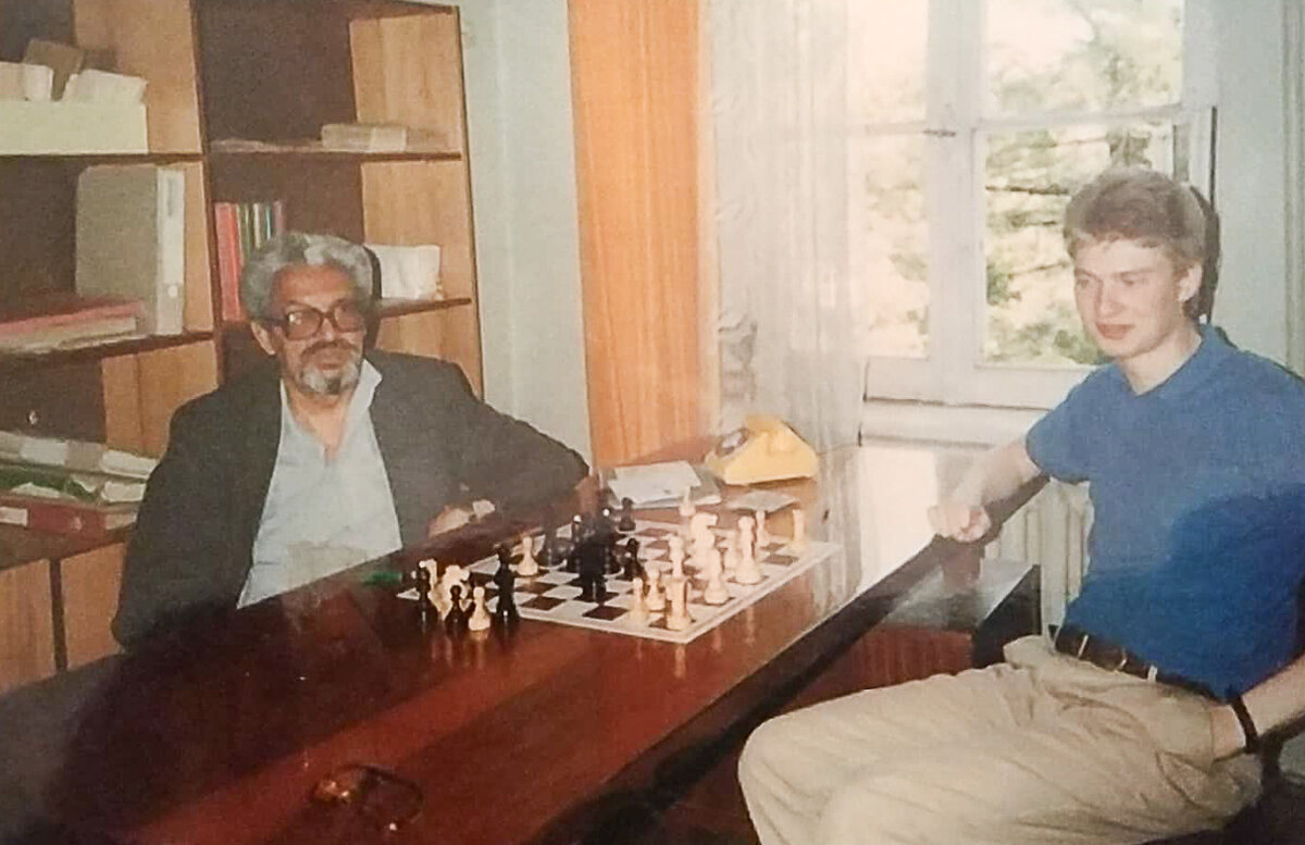 Алеша Широв со своим тренером, известным латвийским шахматным гроссмейстером Владимиром Багировым. Рига. 1990-е годы
