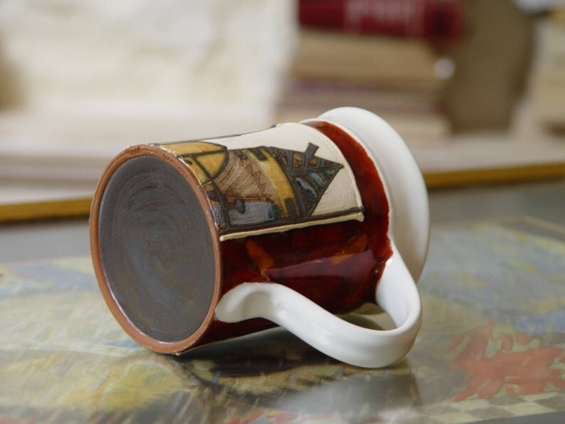 Даже по фотографии можно увидеть лёгкую небрежность предавая кружке ещё больше работу человека. Эта небрежность не портит, а наоборот придаёт уникальности в наше время