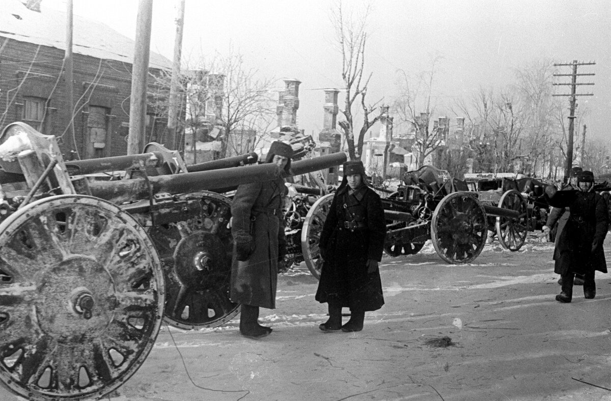 Можайск. Командиры у брошенных немецких 105-мм легких полевых гаубиц