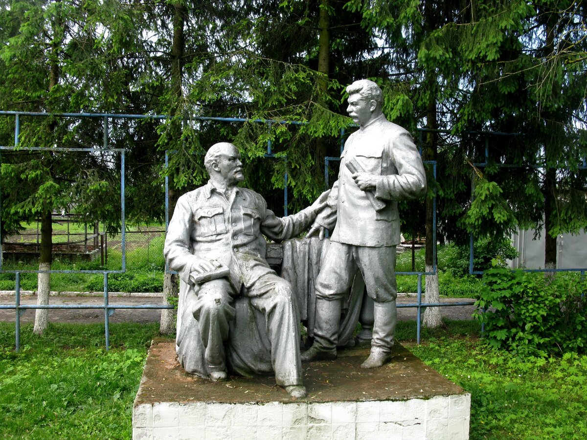 Ленин и Сталин в Горках памятник