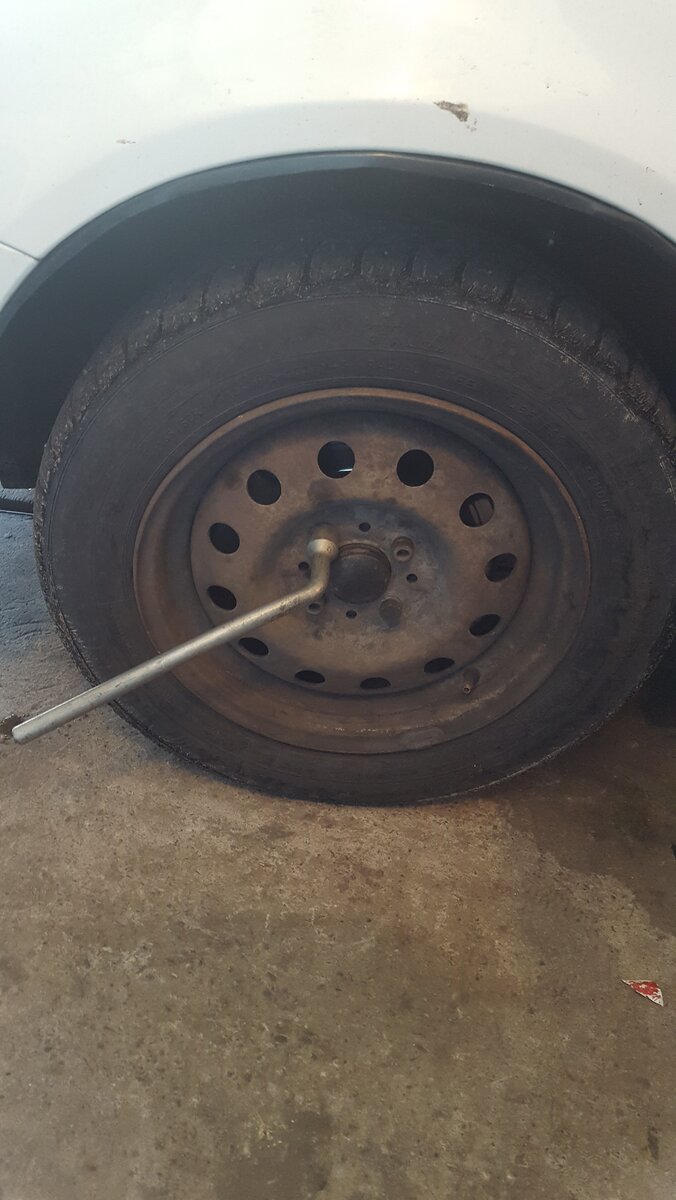 Срываем болты на еще не поддомкраченном автомобиле 