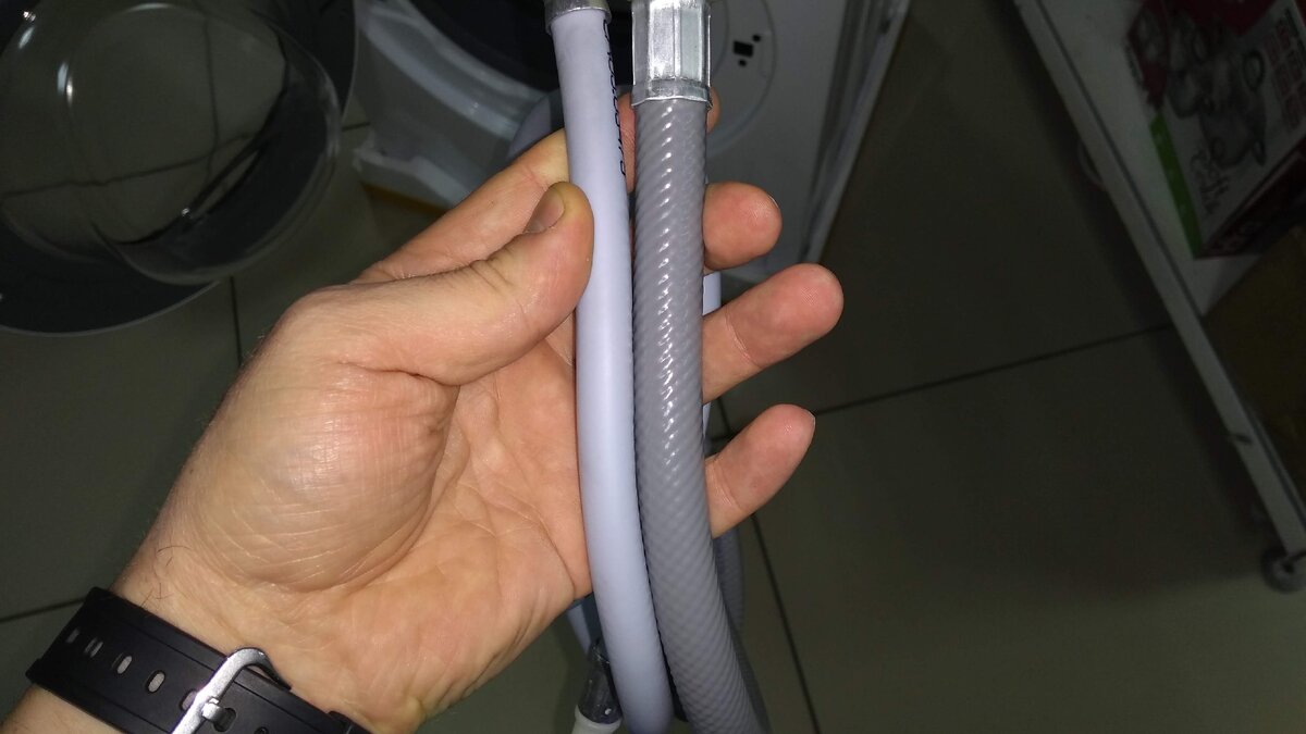 Сравниваю с шлангом от LG, справа от Midea