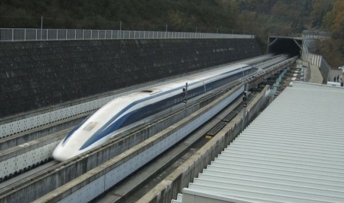 Японский поезд JR-Maglev развил скорость, превышающую 581 километров в час при помощи магнитной левитации.