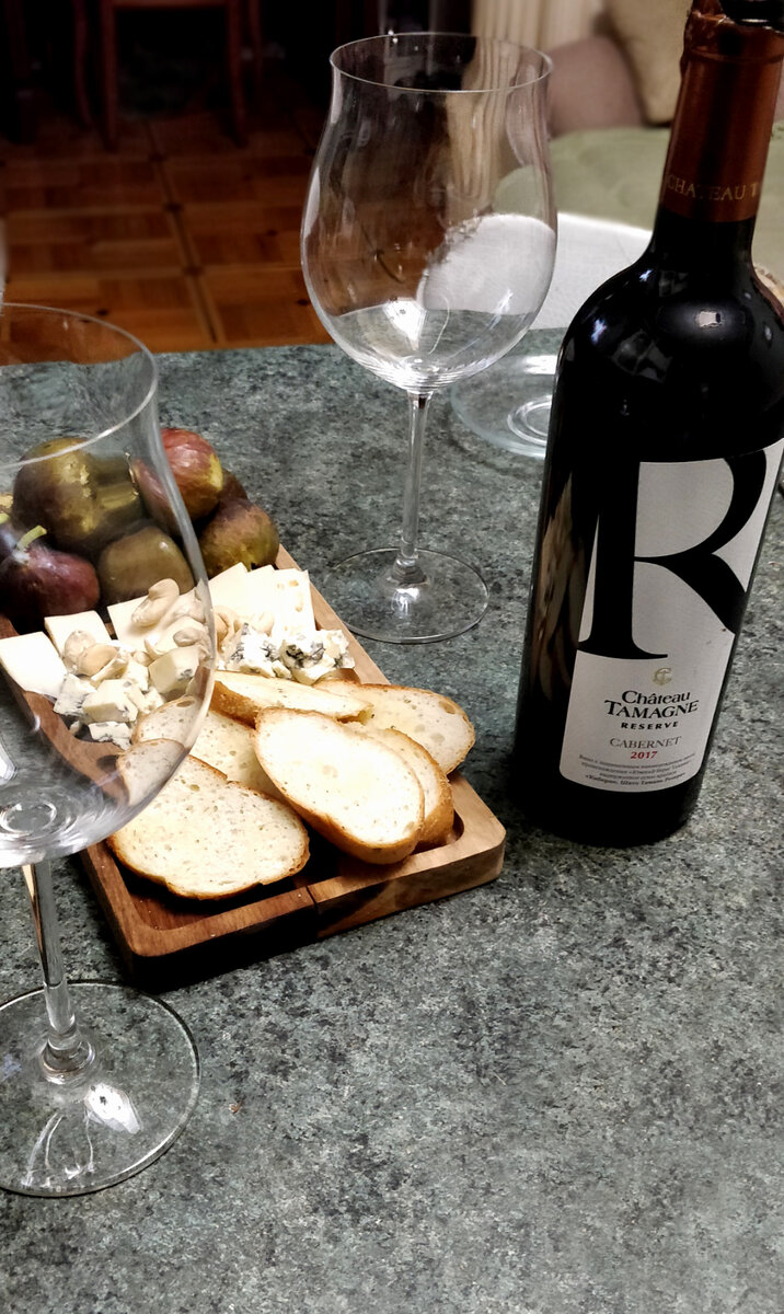 Закуска была очень скромная – мы же не жрать собрались, а дегустировать. Сыр, орешки, инжир и тосты.