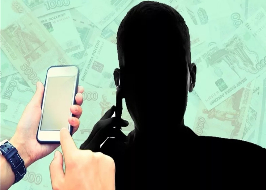 
Колл-центры мошенников усовершенствовали тактику, обнаружили эксперты по кибербезопасности: теперь людей обзванивает робот, а человек подключается уже на следующем этапе, когда отсеиваются наиболее недоверчивые клиенты.

Новый подход позволяет удешевить стоимость атаки и повысить ее конверсию. Если раньше такие колл-центры работали из тюрем, то теперь вышли на волю и даже за границу, поэтому для борьбы с ними нужно тестировать новые решения в «правовых песочницах», полагают эксперты.

В России набирают популярность телефонные мошенничества с помощью роботов, при которых первоначальный обзвон жертв проводят автоматизированные колл-центры, рассказали «Ъ» эксперты по IT-безопасности. «Робот говорит: “Ваша карта в данном банке заблокирована, перезвоните нам по этому номеру”. При перезвоне жертве отвечают якобы сотрудники службы безопасности банка», — поясняет технический директор Qrator Labs Артем Гавриченков. По его словам, по схеме сейчас осуществляются сотни звонков в день.

Такой способ мошенничества переживает волну популярности, подтверждает руководитель аналитического департамента Infosecurity a Softline Company Дарья Кошкина. О разных форматах телефонного мошенничества еще в прошлом году предупреждала Group-IB, отмечает замруководителя лаборатории компьютерной криминалистики компании Сергей Никитин.

Злоумышленники, по его словам, могут звонить с поддельных номеров, используя сервисы IP-телефонии, массово рассылать СМС или сообщения в WhatsApp и Viber от имени банка или подключить автоответчик, который сообщает о проблеме, а уже потом подключает к разговору «живого оператора».
	
Эксперт рассказал о возможности узнать назначение звонка без ответа
В схеме используется техника «обратной социальной инженерии»: жертва сама звонит в «службу безопасности», а значит, не надо преодолевать стену недоверия, отмечает начальник отдела информбезопасности «СёрчИнформ» Алексей Дрозд. Если жертва верит автоинформатору и перезванивает, «конверсия» атаки выше, чем при обычном обзвоне, добавляет он. Люди еще не привыкли, что мошенники могут использовать автодозвоны, поэтому робот повышает уровень первоначального доверия, соглашается руководитель направления «Информационная безопасность» компании КРОК Андрей Заикин.

Технология еще и делает атаку дешевле, добавляет технический директор Trend Micro в России и СНГ Михаил Кондрашин. Робот представляет собой простое программное обеспечение для автодозвона, отмечает господин Заикин. За создание такого бота разработчики голосовых платформ обычно не взимают плату, а средняя стоимость звонка составляет 2,5−3,5 руб. за минуту, если отталкиваться от цен Voximplant и самостоятельной разработки решения клиентом, рассказали в этой компании.

Чтобы не стать жертвой мошенников, достаточно позвонить в банк по номеру, указанному на его карте или официальном сайте, и поинтересоваться, действительно ли карта была заблокирована, говорит Дарья Кошкина.

Также стоит установить защитное решение, определяющее мошеннические и спам-номера, добавляет ведущий эксперт «Лаборатории Касперского» Сергей Голованов.
	
Адвокат объяснил, чем опасны «мама» и «папа» в списке контактов телефона
Если раньше многие фальшивые колл-центры работали из тюрем, то в последнее время, по данным Group-IB, большинство организованы на воле и иногда даже за границей. Для их нейтрализации необходимо международное взаимодействие на государственном уровне, считают эксперты.

Изменить ситуацию сможет лишь только эффективная работа правоохранительных органов, считает Михаил Кондрашин. Алексей Дрозд же полагает, что при этом нужно тестировать решения, которые пока не разрешены законом, в легализованных недавно «правовых песочницах». Например, предлагает эксперт, в экспериментальном режиме может быть разрешен анализ содержимого первых секунд разговора на стороне оператора связи. Достаточно настроить распознавание на выявление сочетаний «слов-триггеров» («служба безопасности», «банк», «трансакция», названия банков), отправить запрос на верификацию в систему банка, и тогда при отрицательном ответе связь будет прерываться, а пока мошенник набирает номер заново, можно предупредить жертву автоматически сообщением из банка.
