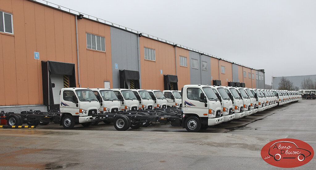 Готовые шасси Hyundai HD78 во дворе завода «Автотор»