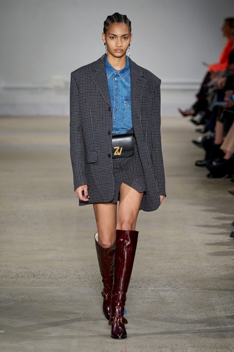 Темно-серый - основа строгих офисных образов. Photo from pinterest.ru