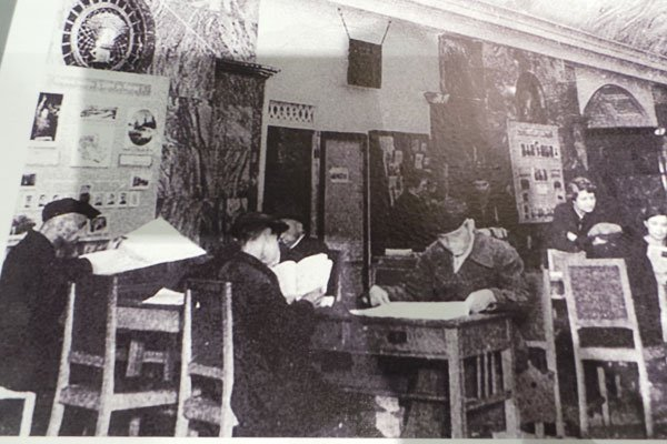 На станции метро "Курская" работала круглосуточная библиотека: москвичи ни на день не оставались без газет и книг. Фото: Сергей Бабкин/РГ Источник https://rg.ru/2015/04/23/metro-site.html