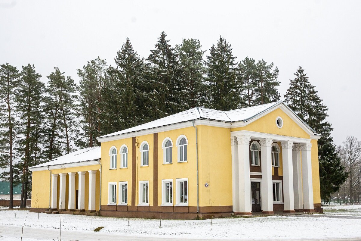 Зеленоборский ДК был построен в 1953 году и до сих пор является культурным центом поселка 