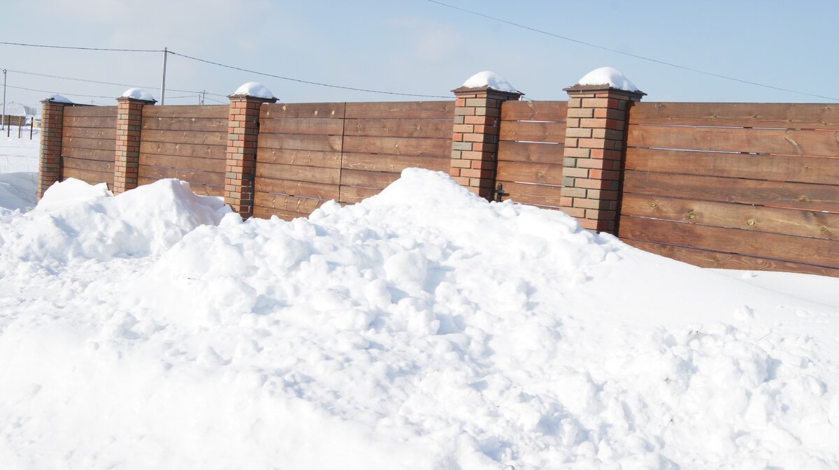 Снег у дома