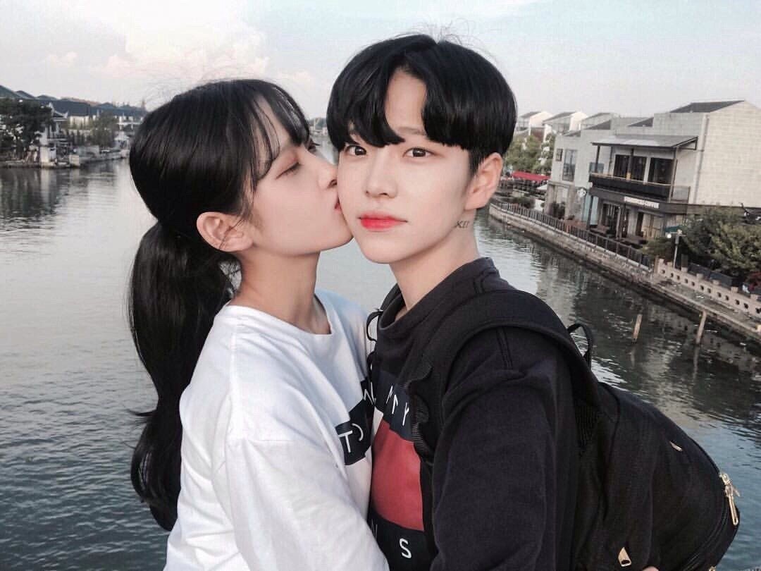 молодая корейская пара