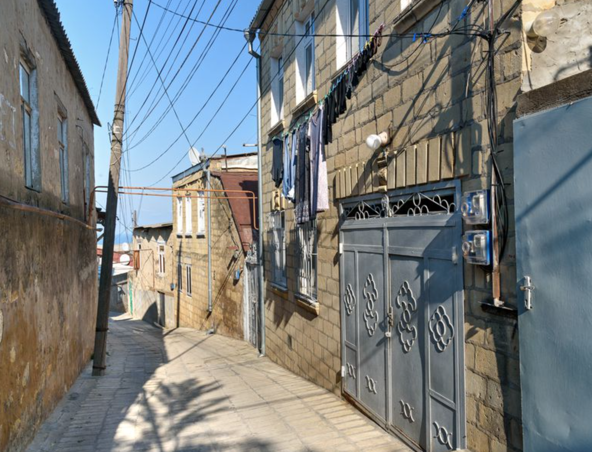 Олд сити дербент. Old City Дербент. Самая узкая улица в Старом Дербенте. Узкие старые улицы Махачкалы. Махачкала старый город экскурсии.