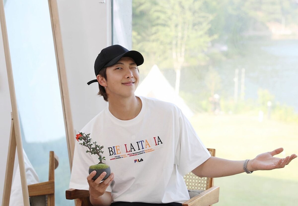 Лидер BTS – Ким Намджун – далек от азиатских идеалов красоты. Однако поклонниц у него много. Девушки любят рэпера не за красивое лицо.