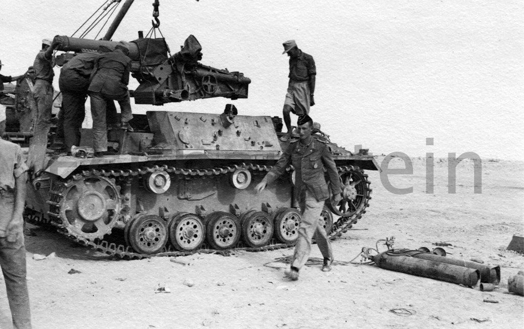 Примерка орудия после установки бортов с 15 cm sIG 33 B Sfl.