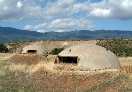 Бетонные бункера.