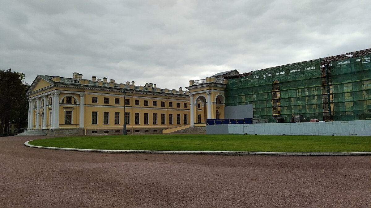 Уже более 10 лет в Александровском дворце ведутся восстановительные работы. В августе 2021 года для посещения туристов открылось лишь левое крыло здания. Современное состояние.