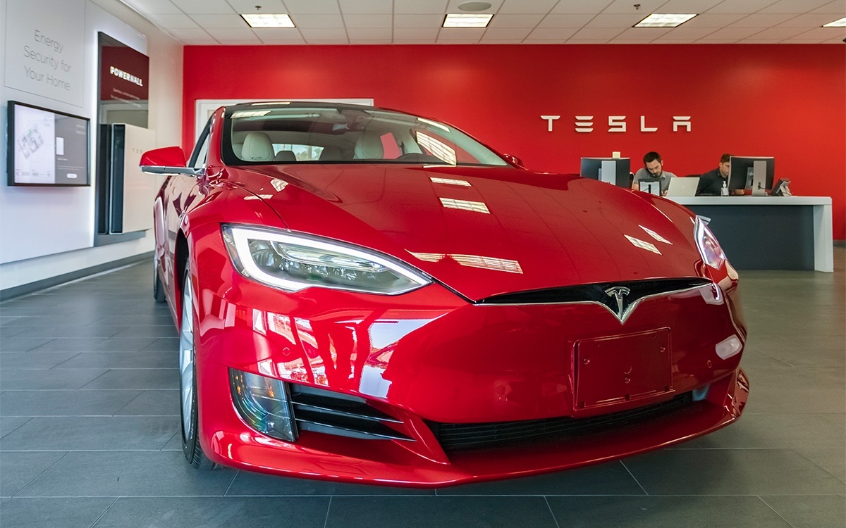 Акции американского производителя электромобилеи‌ выросли вчера на 12%. Стало известно о том, что американская компания по прокату автомобилеи‌ Hertz Global Holdings Inc заказала 100 тыс. машин марки Tesla. По предварительным подсчетам сумма сделки может составить около $4,2 млрд. На этом фоне акции Hertz в понедельник также подросли сразу на 10%.