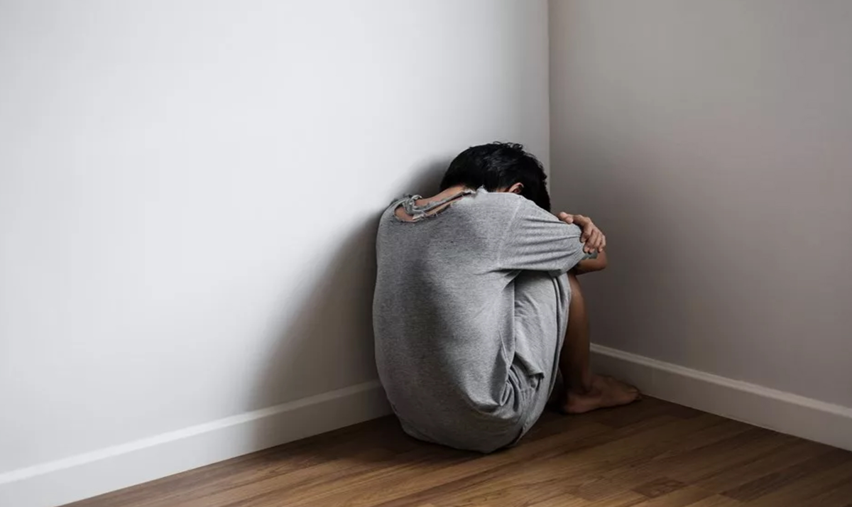 мальчик сидит в углу. человек забился в угол. мальчик в углу. мальчик наказан. мальчик в углу.