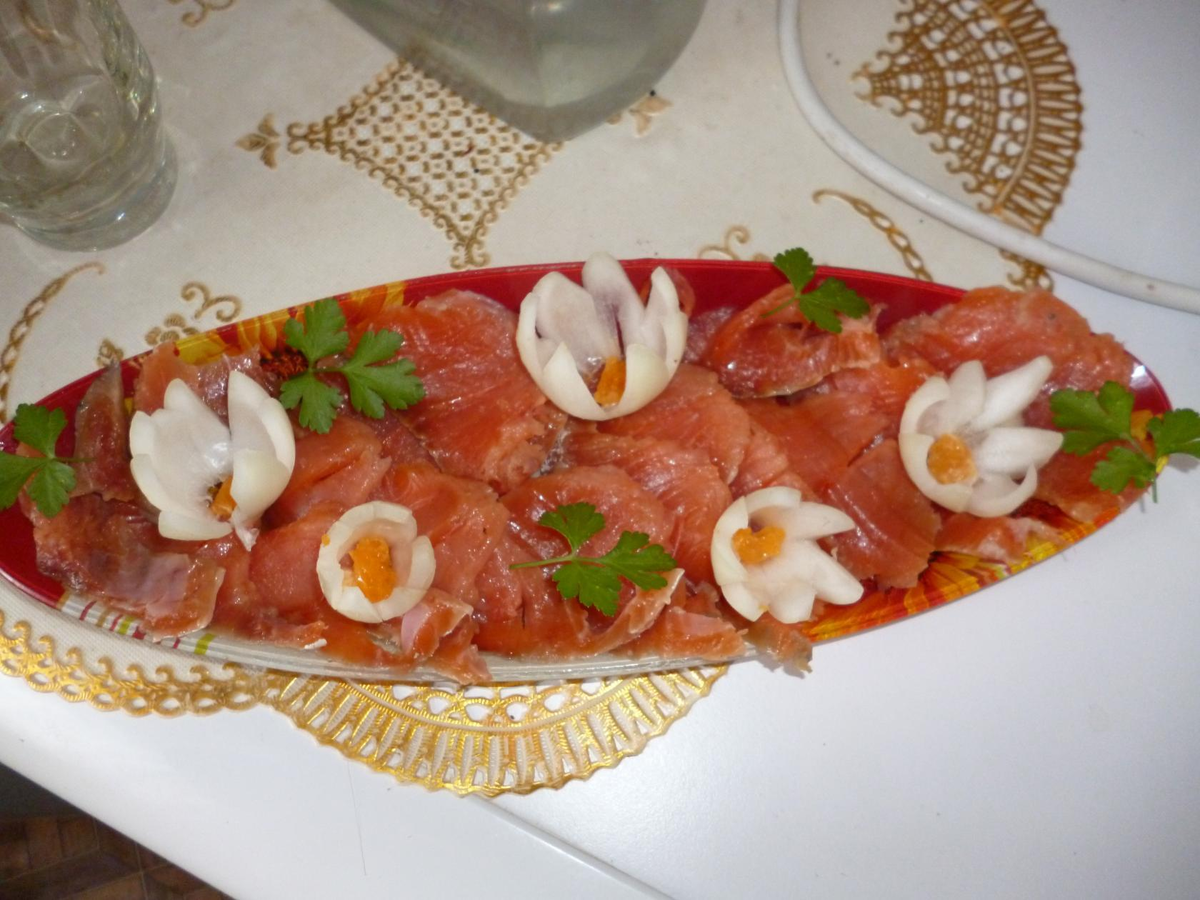        Голец – хищная рыба из семейства лососевых. Рыба очень красивая, а свое название получила из-за своей внешности. Мелкая чешуя покрывает только бока рыбы. Обитает голец в ледяной воде, это самая северная рыба из лососевых. Мясо у гольца красного цвета, отличается прекрасными вкусовыми качествами и обладает полезным свойствами. По вкусу напоминает горбушу. 
      Голец имеет крепкий хребет с длинными реберными костями. Рыба эта не очень костлявая. Мелких острых косточек в филе практически нет. Поэтому можно смело употреблять её, не боясь травмироваться костями. К тому же, почти полное отсутствие чешуи облегчает приготовление рыбы. Мясо гольца мягкое и не распадается. Из него варят уху, запекают, тушат, жарят, коптят, солят. В процессе термической обработки, мясо мало изменяется в объеме и сохраняет полезные свойства.
     Пищевая ценность гольца из расчета на 100 г: белки — 22 грамма; жиры — 5,8 грамм;углеводы — нет; холестерин — 59,8 мг; вода — 73 грамм; ненасыщенные жирные кислоты — 0,9 грамм.
 Голец умеренно калорийный продукт -135 кКал на 100 грамм. Содержит витамины и минеральные вещества.
    Постоянное употребление мяса гольца в пищу повышает иммунитет.
