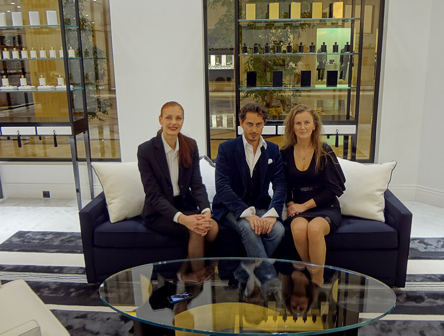 Молодой человек между мной и моей напарницей по работе в бутике, это, собствено, Килиан Хеннеcси. Имя и фамилия наследника коньячной империи, ставшего неожиданно парфюмером. 