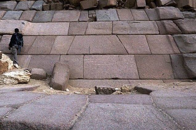 Каменные плиты вырезанные древними строителями
