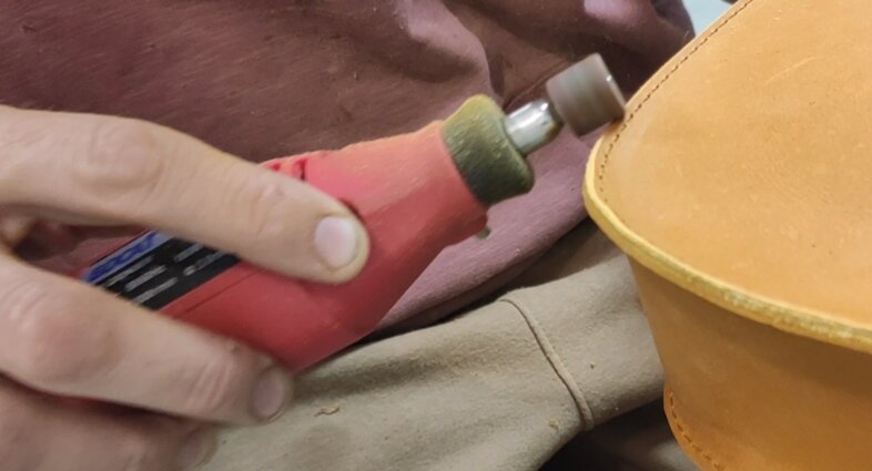 Бормашина или ручной гравер.