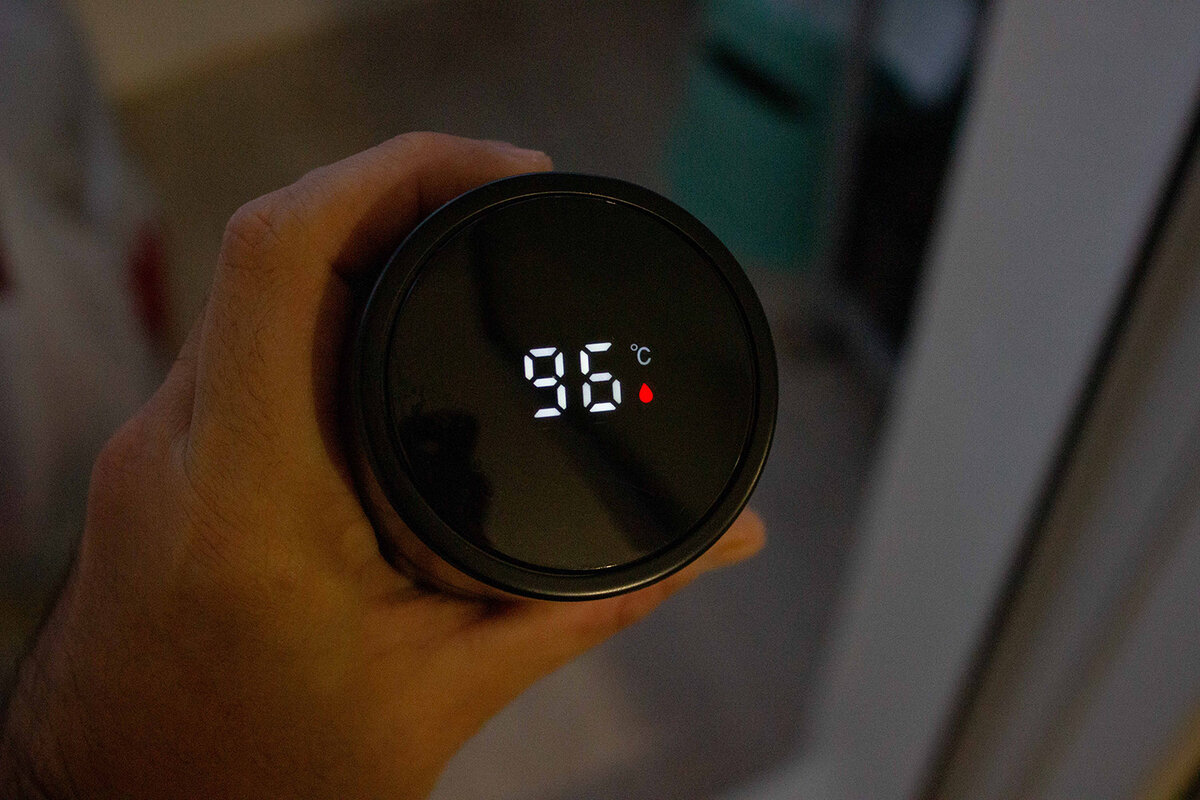 Купил китайский термос, который показывает температуру. Проверяю, как ...