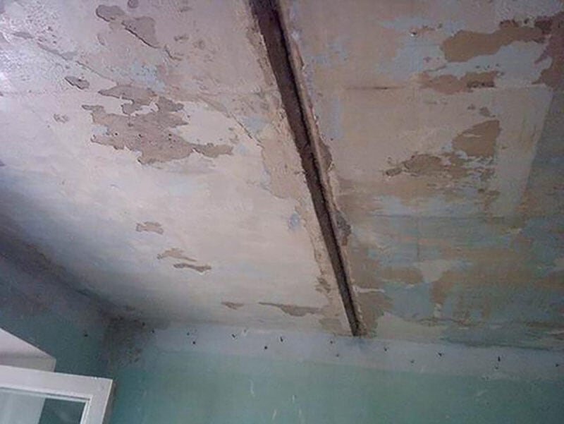 Натяжной потолок на кривые стены. Потолок из гипсокартона ровный. Натяжные потолки неровный потолок. Неровные натяжные потолки. Отделка неровного потолка.