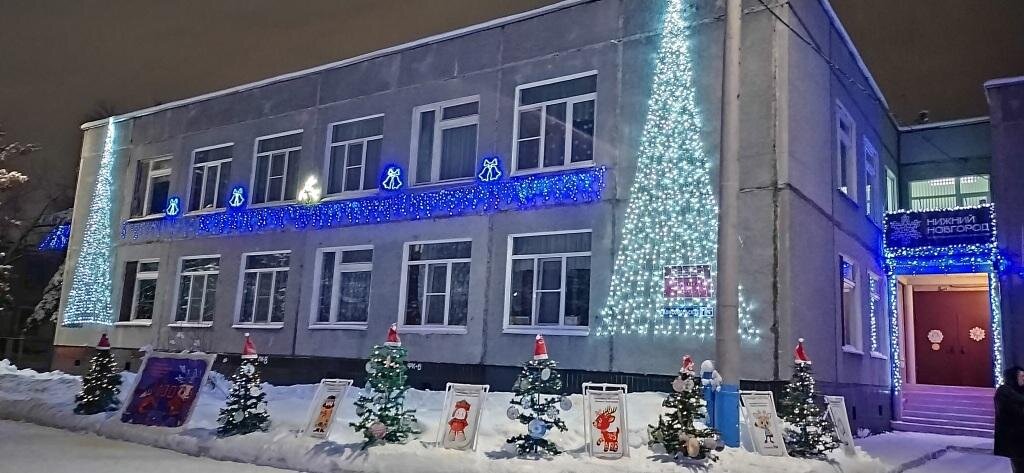 Кроме того, автозаводцы могут принять участие в онлайн-голосовании на «Приз зрительских симпатий» и определить победителей в лучшем оформлении зимней фотозоны и фотозоны, посвященной 90-летию Автозаводского района. Голосование пройдет по отдельным номинациям — среди 4-х, 6-ти и 12-ти групповых детских садов и завершится в 14:00 28.12.2021. Проголосовать можно по ссылке.