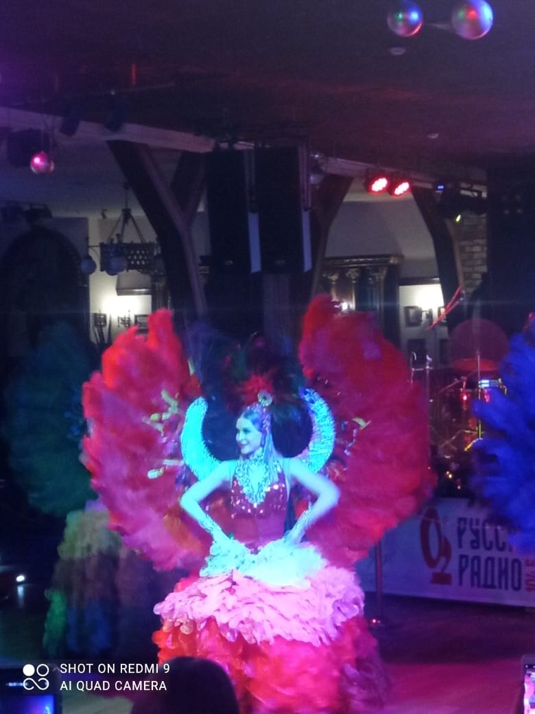 Вот в таких костюмах. Всего их трое, справа и слева на заднем фоне - в синих костюмах