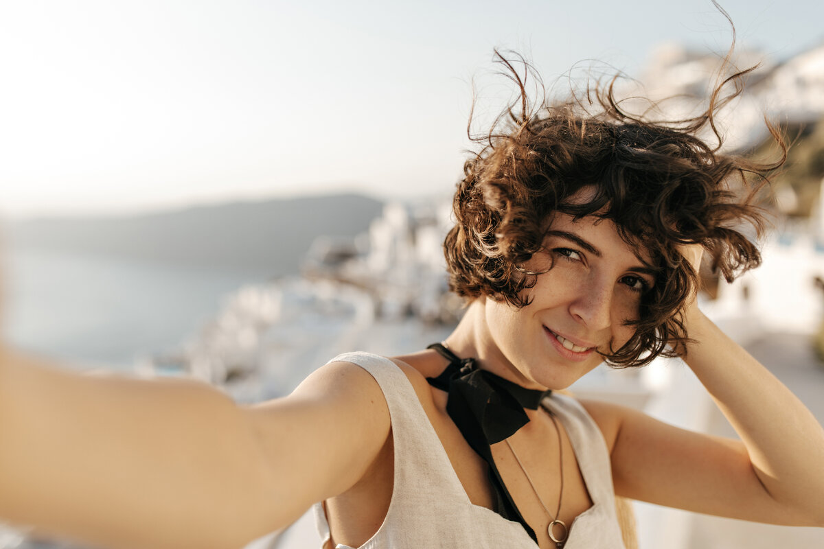 Девушка у моря.