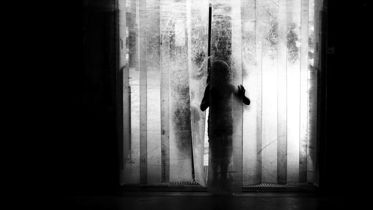  Я теперь могу стать и девочкой и мальчиком. Все зависит от людей, кои не защищая свои мысли, шастают через старое кладбище!