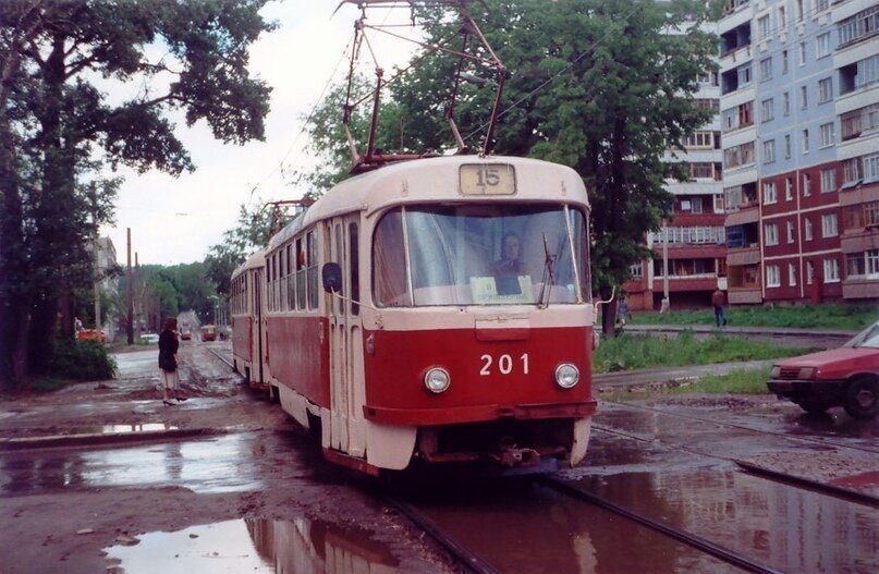 Поезд из вагонов Tatra T3 №201 и №202 на 15 маршруте снятый 8 июня 1994 года Ааре Оландером