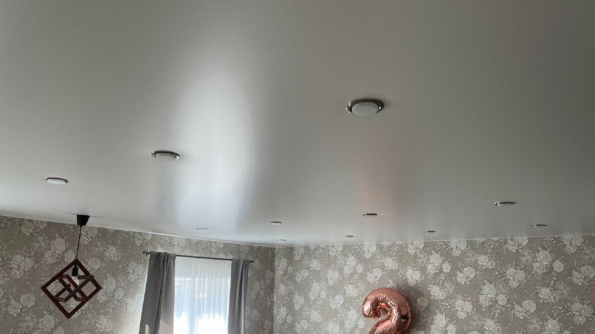 самое большое количество светильников в кухне-гостиной, здесь за 3,5 года лампы не перегорали 
