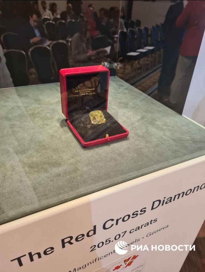 Легендарный бриллиант "Красный Крест" весом 205 карат продан на аукционе Christie's в Женеве за 12 миллионов долларов. Часть средств от продажи камня пойдет в фонд Международного Комитета Красного Креста.