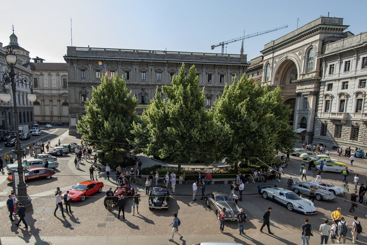    Выставка под открытым небом: такой концентрации автомобильной экзотики миланская площадь della Scala не видела никогда