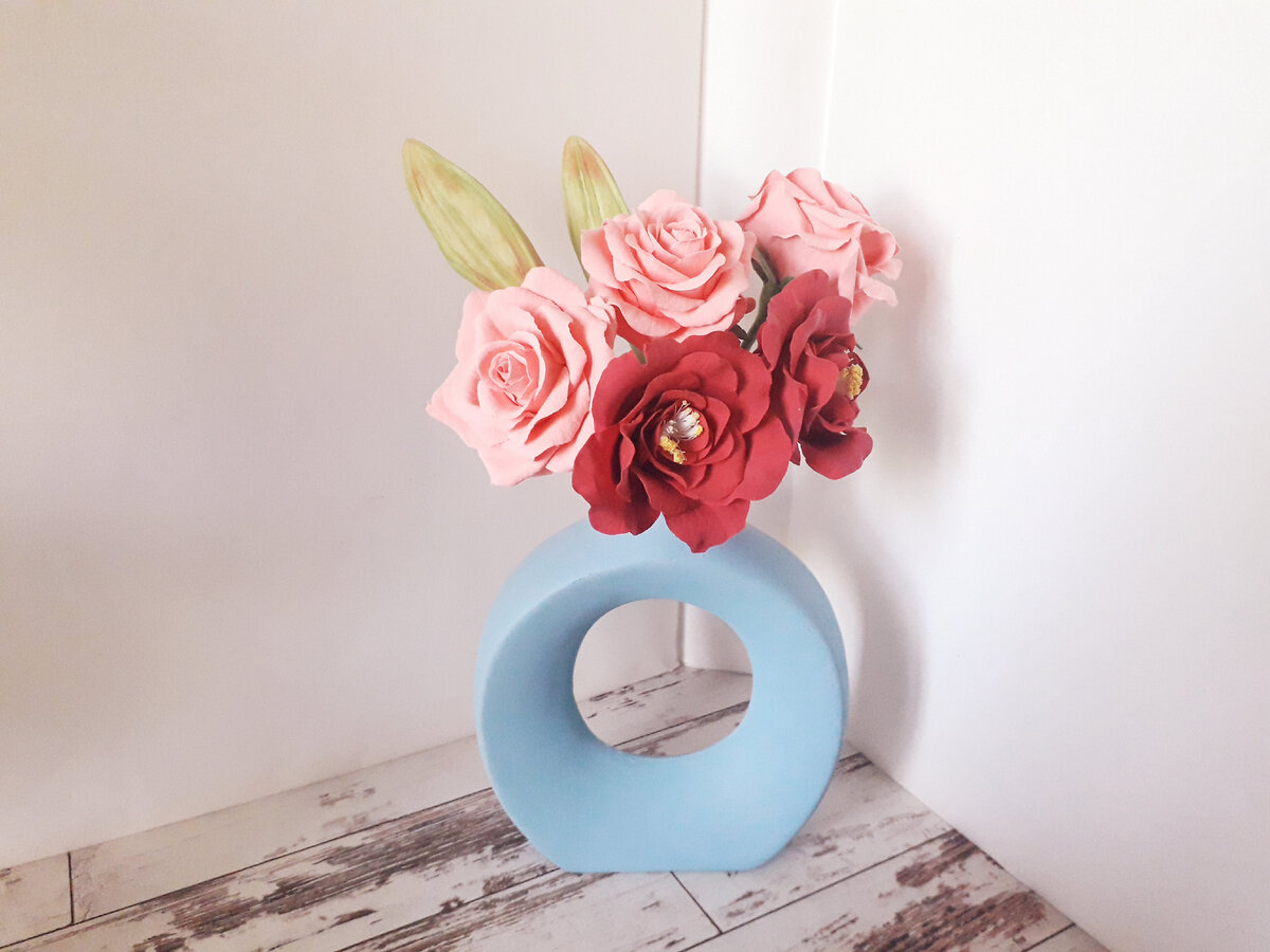 Вроде, недостатков не видно, трещины прикрыты другими цветами. Но мы знаем, что бутоны лилии не получились.