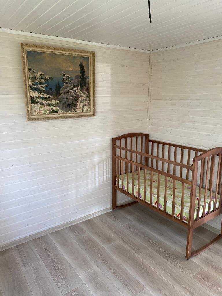 Осталось повесить шторы, светильник и застрелить постельку. Ну и привезти игрушки конечно))) 