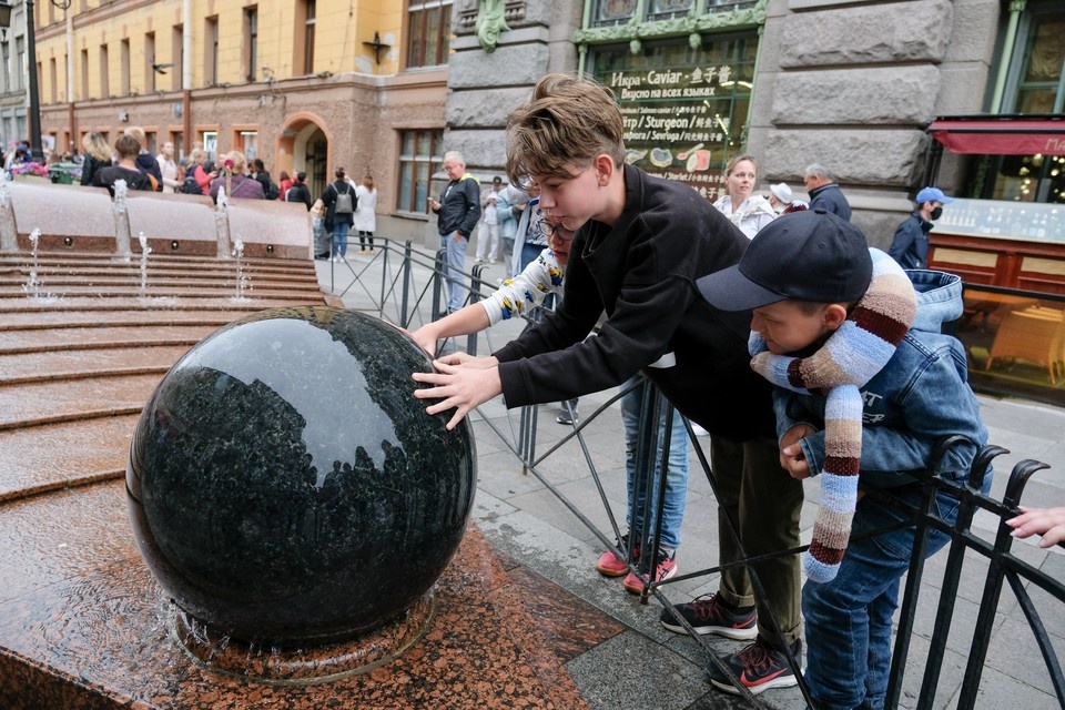     Жителей Петербурга попросили не купаться в фонтанах на День ВМФ Артем КИЛЬКИН