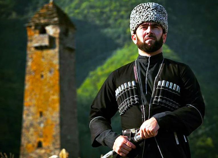 Отзывы чеченцев. Чеченская Национальная одежда. Чеченский национальный костюм мужской. Чеченец. Чечня народ.