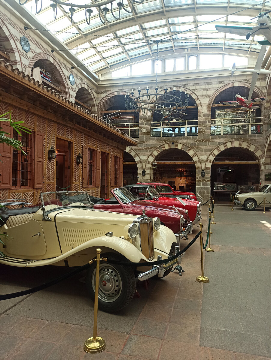 У входа в музей