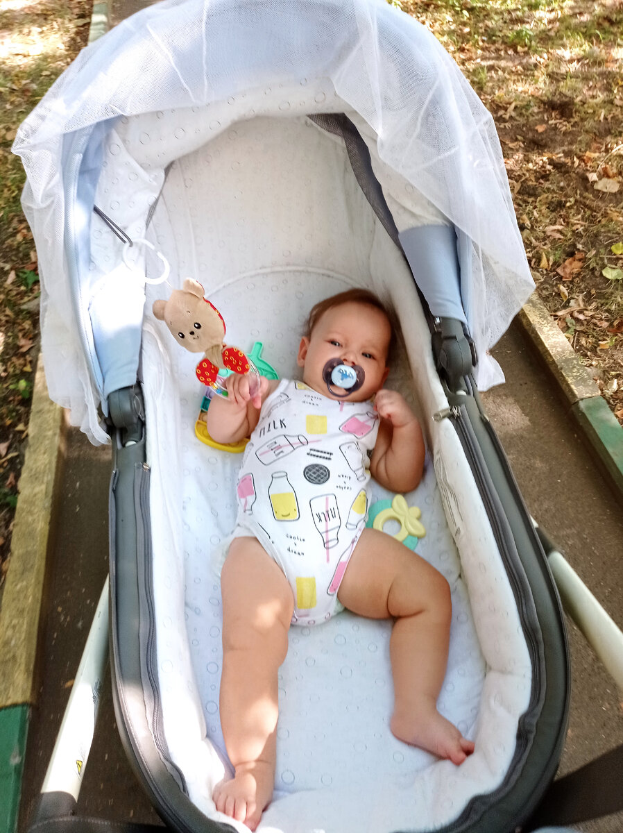 Сил на высаживание и постоянное переодевание дочи в городских условиях маловато, поэтому гуляем в подгузе, который стараюсь менять почаще, по мере наполнения. 