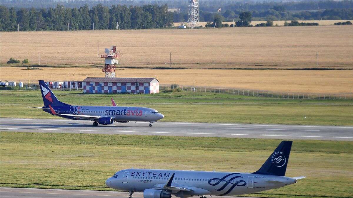    Самолеты Airbus A320-214 (WL) и Boeing 737-8GJ (WL)© РИА Новости . Максим Богодвид