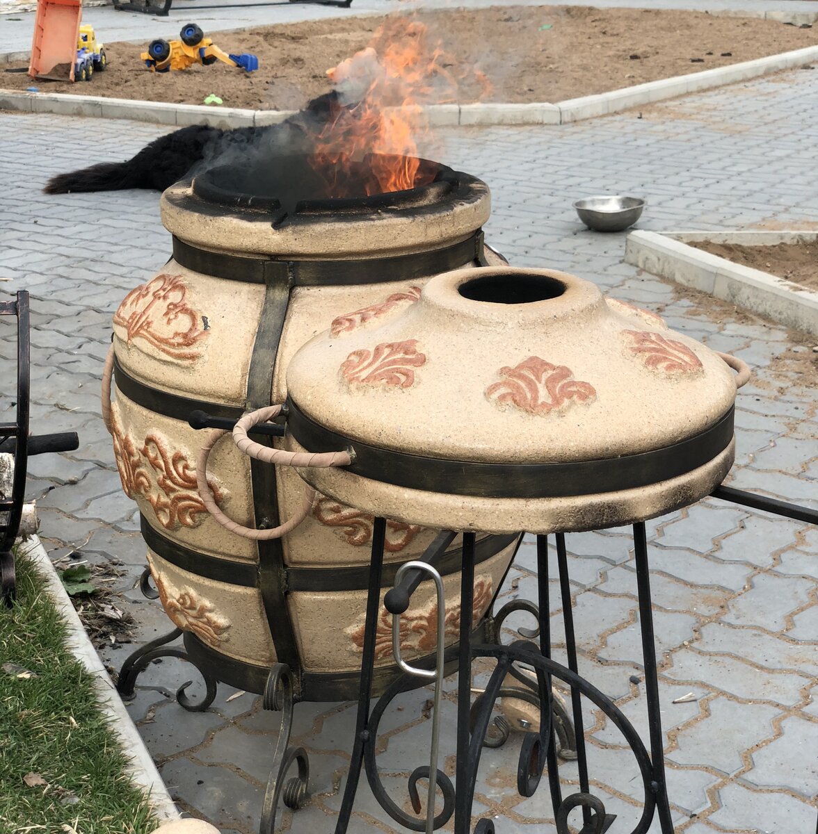 Конструктивно Тандыр представляет из себя глиняный толстостенный сосуд различных конфигураций.