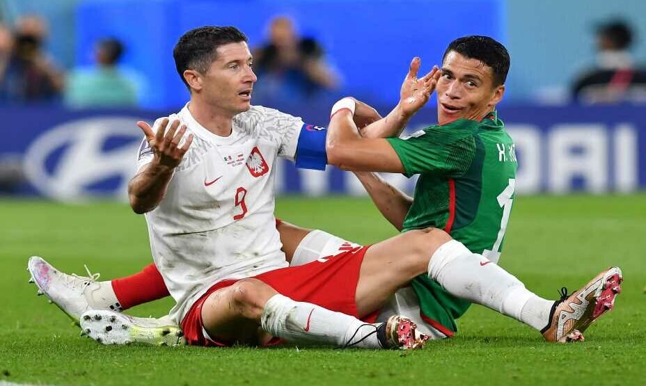    Левандовски и Морено после схватки в штрафной, за которую был назначен пенальти. Фото: Reuters