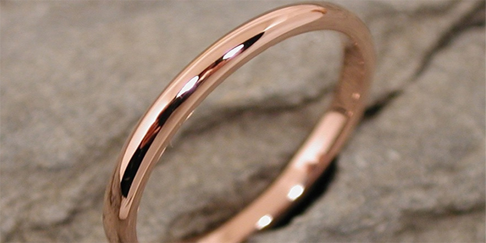 Красное золото отличие. Кольца розовое золото обручальные 585 пробы золота. Кольцо медь. Розовое золото кольцо. Медные обручальные кольца.